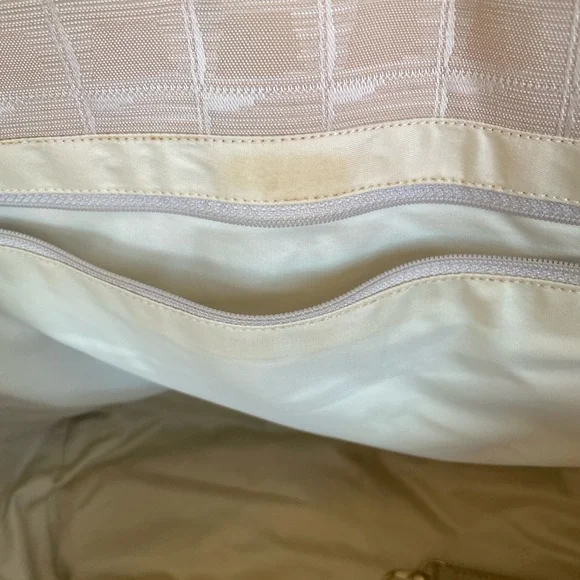 Beautiful Chanel nylon and leather tote bag - Picture 9 of 11